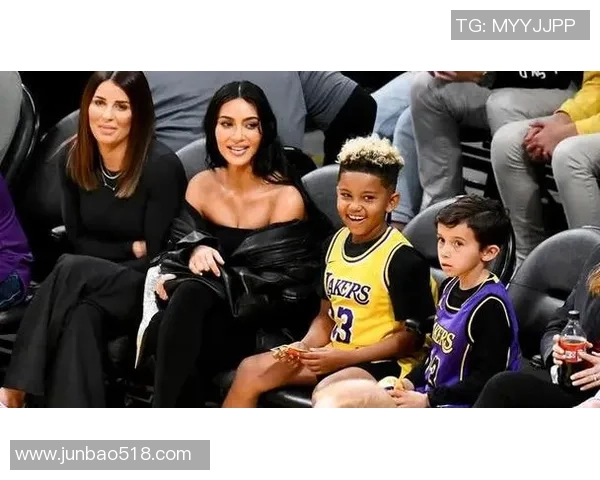 足球明星与儿子温馨互动视频展现亲子情深瞬间引发网友热议